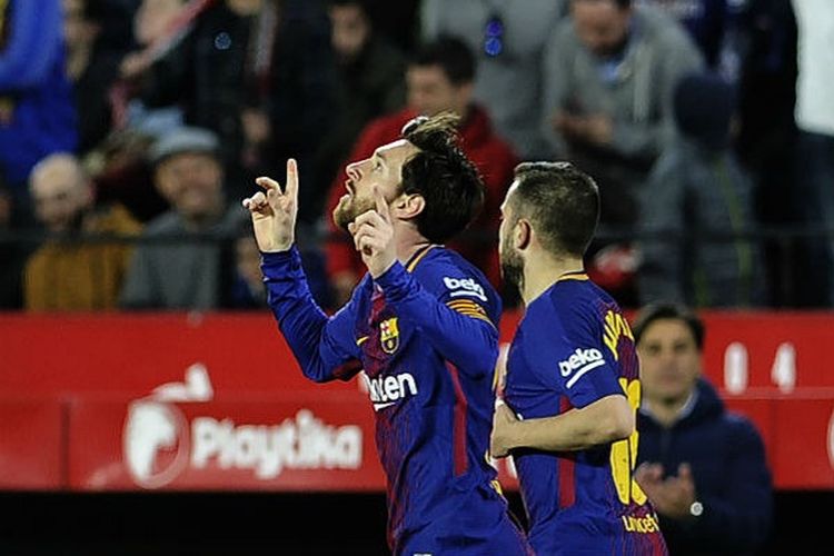 Lionel Messi merayakan gol penyama kedudukan Barcelona ke gawang Sevilla pada pertandingan La Liga di Stadion Ramon Sanchez Pizjuan, Sabtu (31/3/2018). 