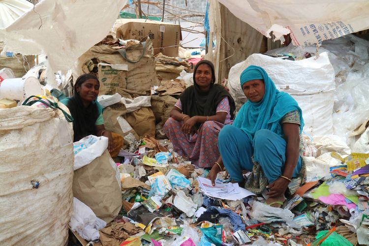 Para wanita yang bekerja memilah sampah di van unit yang dikelola oleh Shaktiman.