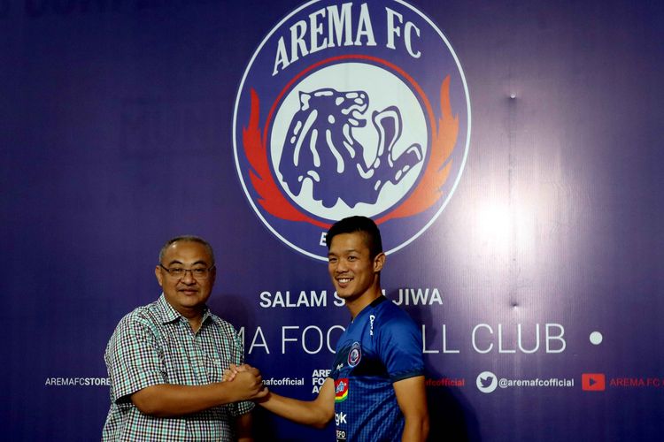 Manajer Arema FC Ruddy Widodo (kiri) dan pemain baru asal Jepang Takafumi Akahoshi (kanan) bersalaman seusai diperkenalkan pada media di Kantor Arema Malang, Jawa Timur, Selasa (27/08/2019) siang.