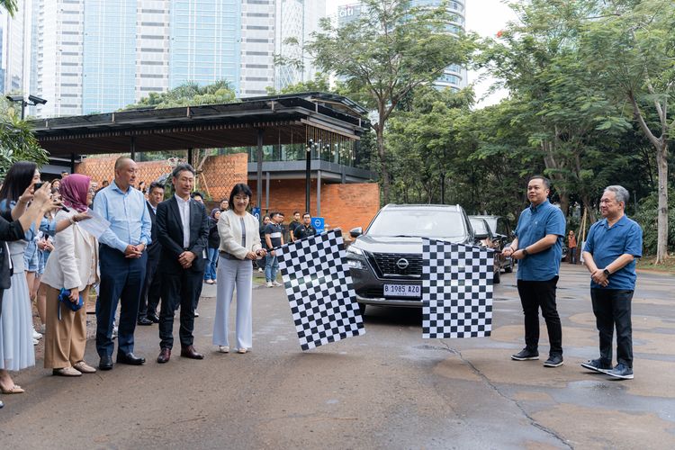 Kegiatan test drive line up kendaraan elektrifikasi Nissan bersama awak media massa di kawasan Gelora Bung Karno, Senayan, Jakarta, Jumat (6/12/2024). Melalui kegiatan ini awak media bisa merasakan secara langsung performa dan keunggulan lini kendaraan elektrifikasi Nissan. 