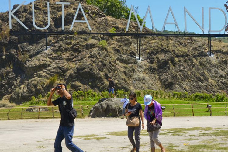 Kawasan Ekonomi Khusus (KEK) Mandalika mulai menancapkan diri sebagai salah satu destinasi wisata yang wajib dikunjungi pelancong saat bertandang ke Pulau Lombok, di Nusa Tenggara Barat.
