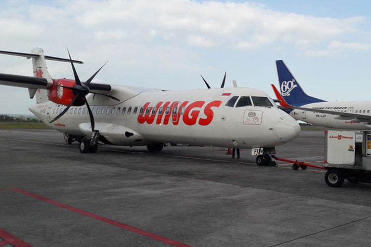 Pesawat Wings Air dan Lion Air di Bandara Internasional Lombok, Praya, Nusa Tenggara Barat, Rabu (30/8/2017).