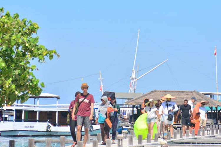 Turis Nusantara sedang menikmati perjalanan di dermaga Pulau Kanawa untuk berlibur. Pulau Kanawa merupakan tempat terbaik untuk berwisata juga untuk menyelam di Manggarai Barat, Flores, NTT, Jumat (12/5/2017).