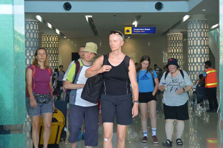 Turis tiba di Bandara Komodo, Labuan Bajo, Manggarai Barat, Flores, Nusa Tenggara Timur, Selasa (24/10/2017).
