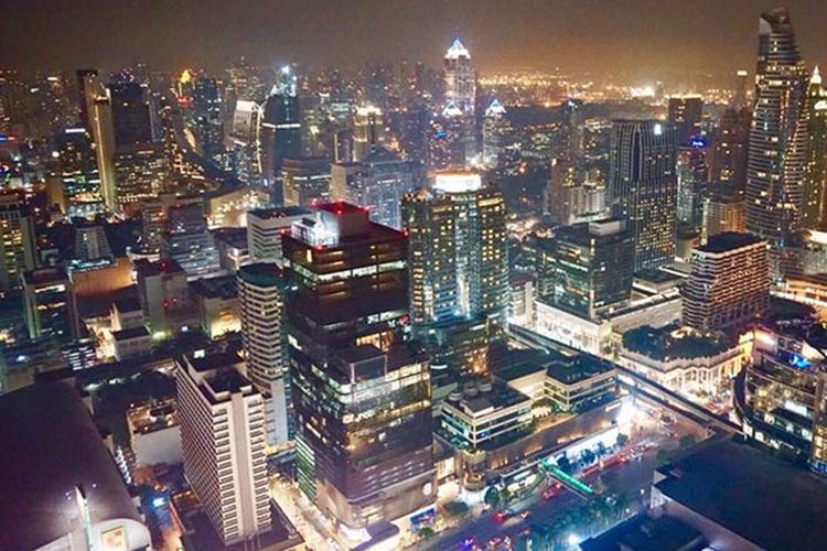 Pemandangan kota Bangkok, Thailand di malam hari.