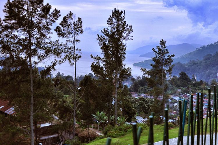 Pemandangan Danau Toba dari Hotel Niagara Parapat, Kabupaten Simalungun, Sumatera Utara, Jumat (23/3/2018).