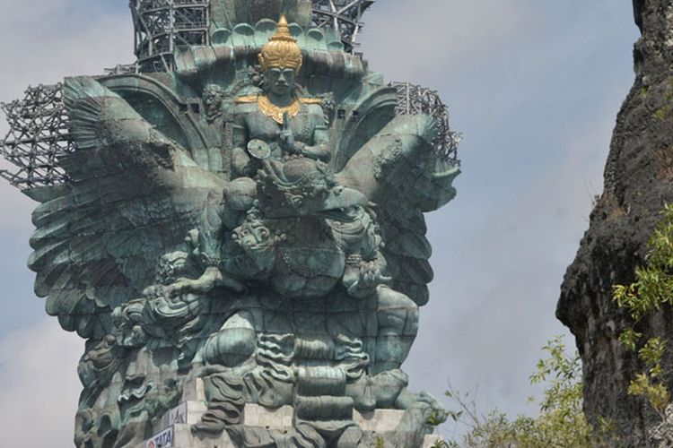 Patung Garuda Wisnu Kencana (GWK) terlihat seusai proses pemasangan bagian Mahkota Dewa Wisnu di Ungasan, Badung, Bali, Minggu (20/5/2018). Image: Antara Foto/Fikri Yusuf