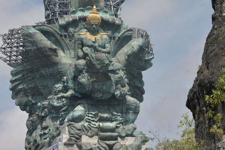 Patung Garuda Wisnu Kencana (GWK) terlihat seusai proses pemasangan bagian Mahkota Dewa Wisnu di Ungasan, Badung, Bali, Minggu (20/5/2018). Mahkota Dewa Wisnu tersebut merupakan modul ke-529 dari total 754 modul yang terpasang di patung setinggi 121 meter yang ditargetkan selesai dibangun pada Agustus 2018.