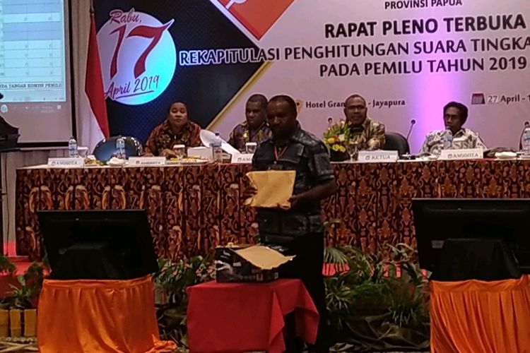 Ketua KPU Yahukimo, Didimus Busup memperlihatkan amplop yang tidak tersegel dan di dalamnya terdapat DB1, saat Rapat Pleno Terbuka Rekapitulasi Suara Tingkat Provinsi Papua Pada Pemilu 2019, di Kota Jayapura, Kamis (9/05/2019)
