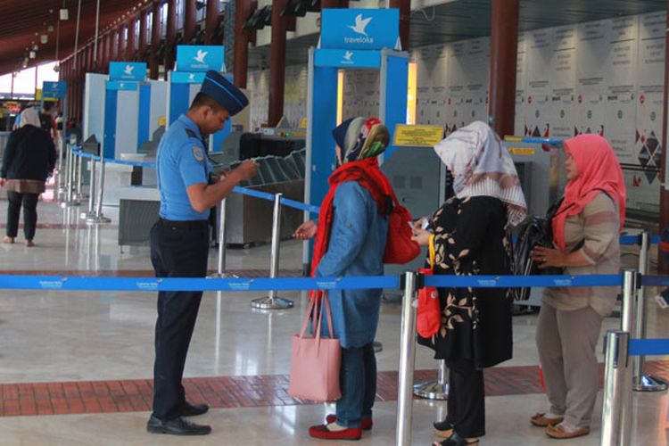 Petugas memeriksa tiket pesawat penumpang di Low Cost Carrier Terminal (LCCT) atau Terminal khusus penerbangan maskapai berbiaya rendah usai peresmian operasionalnya di Terminal 2 F Bandara Soekarno Hatta, Tangerang, Banten, Rabu (1/5/2019). Dengan hadirnya terminal khusus penerbangan berbiaya rendah tersebut diharapkan meningkatkan jumlah kunjungan wisatawan mancanegara ke Indonesia serta konektivitas penerbangan di seluruh Indonesia.