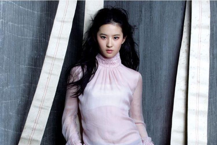 Liu Yifei, aktris Tiongkok yang memerankan Mulan dalam live-action Mulan yang akan tayang tahun depan.