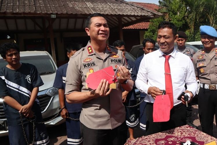 Kapolres Pemalang Jawa Tengah AKBP Kristanto Yoga Darmawan menunjukkan barang bukti yang didapat dari Noer MA seorang kiai gadungan yang menggelapkan lima mobil, Rabu (7/8/2019). 