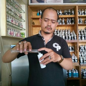 Pegawai meracik aroma parfum di Collector Parfum, toko parfum yang telah lama dikenal warga Kota Bandung. 