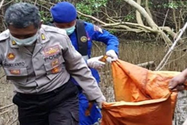 Petugas mengevakuasi jasad perempuan tanpa kepala yang ditemukan di kawasan mangrove, Kecamatan Bugul Kidul, Pasuruan Kota, Kamis (18/1/2018). 