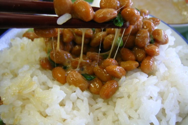 Nasi dengan natto.