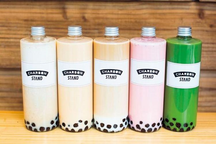 Salah satunya Creamy Matcha Milk dan Berry Milk (masing-masing 648 yen), dijual dalam botolan untuk dibawa pulang