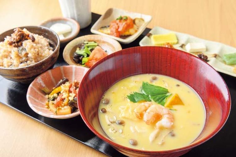 Miso Cafe Lunch (1.180 yen) termasuk sup miso, dua hidangan pendamping, dan ikan. Perhatikan bahwa menu berubah setiap minggu