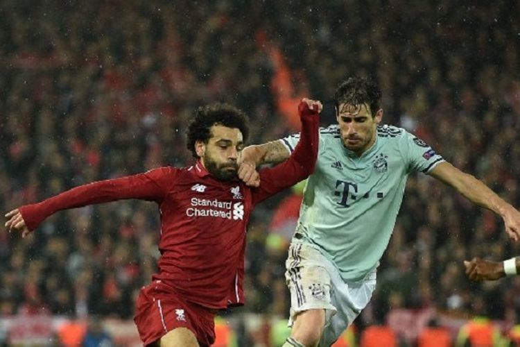 Pemain Liverpool Mohamed Salah (kiri) dijaga pemain Bayern Muenchen asal Spanyol Javi Martinez (tengah) dan bek Bayern dari Austria David Alaba (kanan) pada babak 16 besar Liga Champions UEFA, pertandingan antara Liverpool dan Bayern di Stadion Anfield.