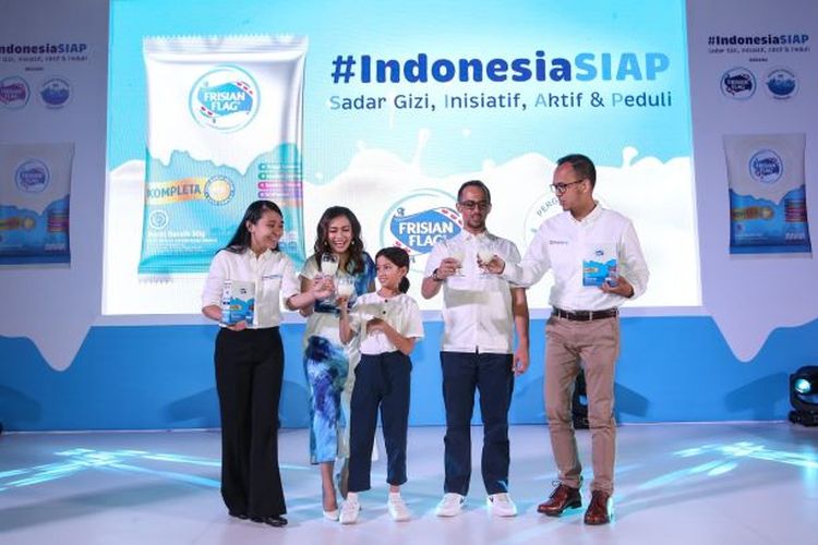 Tampak pada gambar (ki-ka) MS; Marketing Director Consumer Dairy Frisian Flag Indonesia, Felicia Julian; Ersa Mayori bersama keluarga, dan Corporate Affairs Director Frisian Flag Indonesia, Andrew F. Saputro melakukan milk toast bersama.