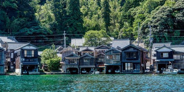 Rumah-rumah Funaya berjejer di sepanjang laut biru yang dalam.