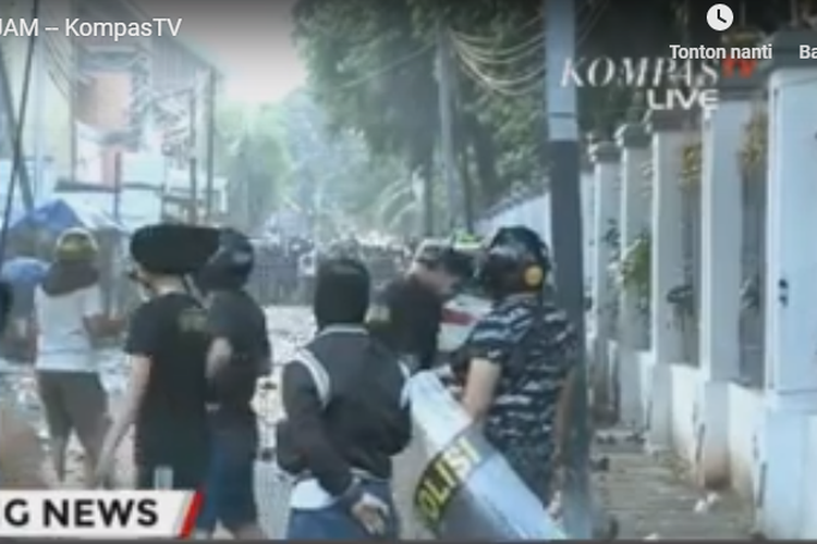Polisi melakukan upaya persuasif meredam aksi massa di Jalan KS Tubun, Jakarta Barat, Rabu (22/5/2019). 