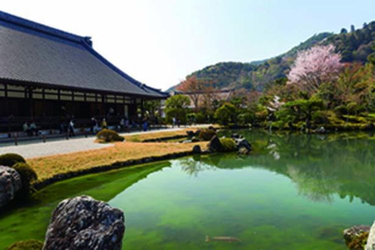 Taman Sogenchi dengan pemandangan Arashiyama