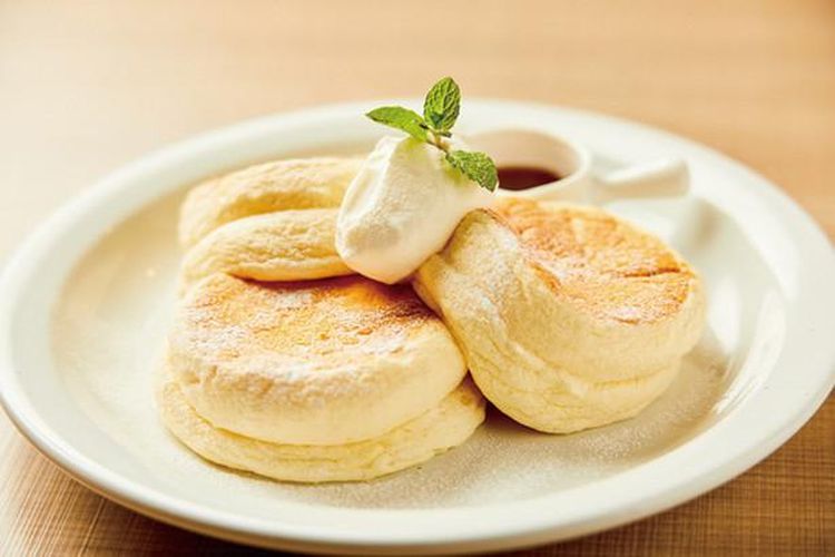 Plain Pancakes yang dijual 972 yen per tiga potongnya disajikan dengan whipped cream segar dan sirup maple.