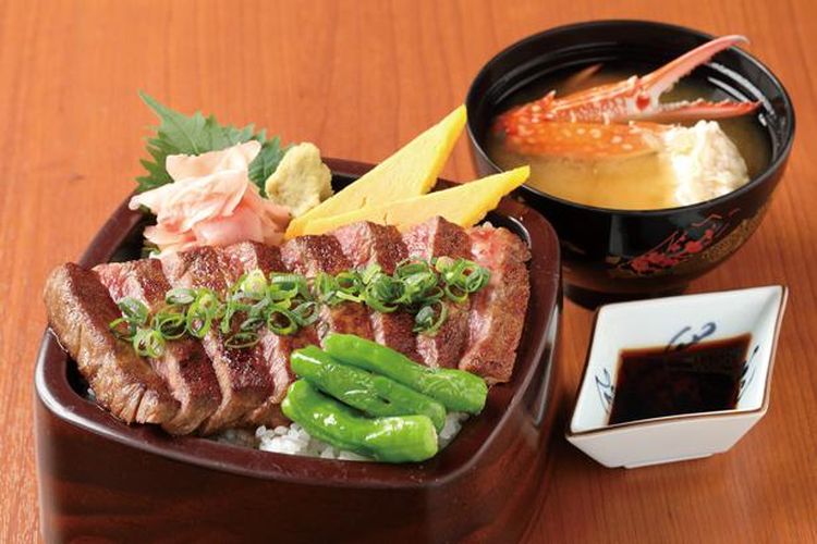 Hida Beef Steak Bowl menawarkan rasa daging sapi Hida yang tebal dan nasi yang meresap sari dari daging ini menciptakan rasa yang nikmat.
