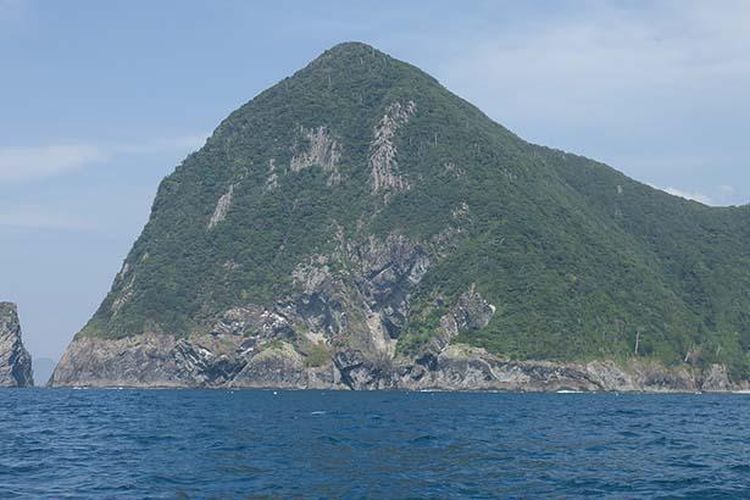 Gua Inuga adalah salah satu tempat paling terkenal di Laut Jepang. Ao no Dokutsu atau Blue Cave berada di bawah gunung batu ini.