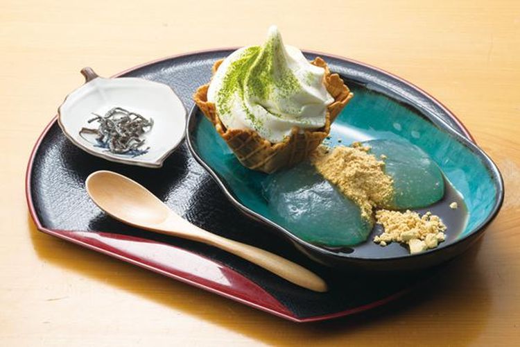 Kuzumochi Parfait seharga 700 yen terdiri dari kuzu halus dengan es krim lembut.