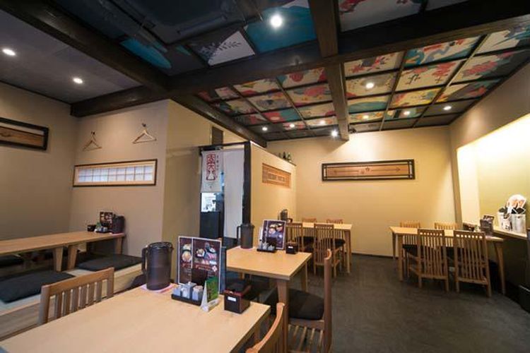 Restoran ini memiliki interior bergaya Jepang dengan lukisan pada langit-langitnya. Terdapat pula lantai tatami.