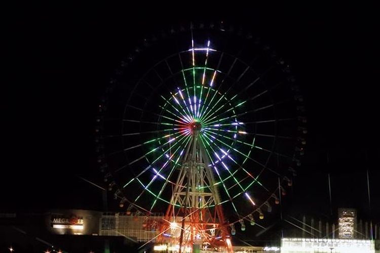 Sebuah pohon Natal besar muncul di Giant Sky Wheel.