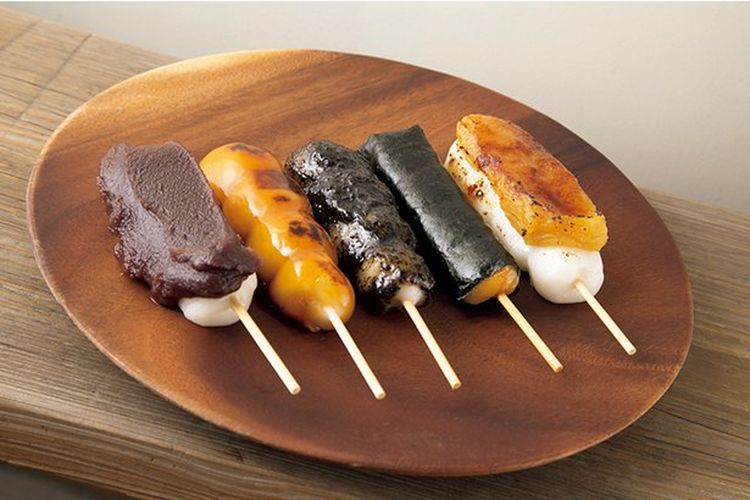 Jenis dango dari kiri adalah anko, mitarashi, goma, dan nori (masing-masing 120 yen).