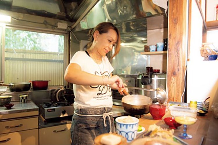 Kepala koki memasak semua hidangan dengan hati-hati. Rumah tua yang direnovasi menjadi restoran ini sangat nyaman.