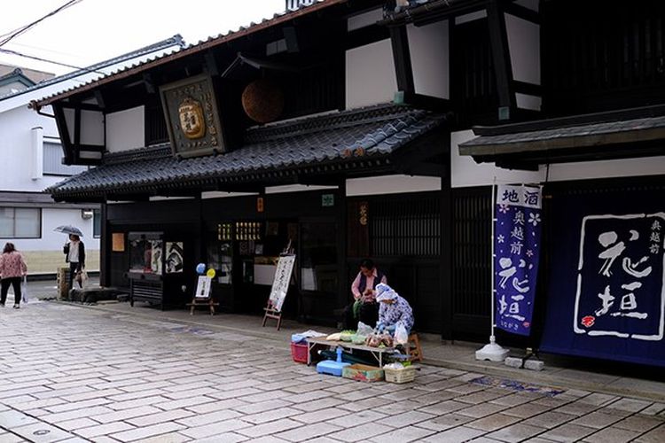 Shichiken Shouzu menyembur di dekat gudang.