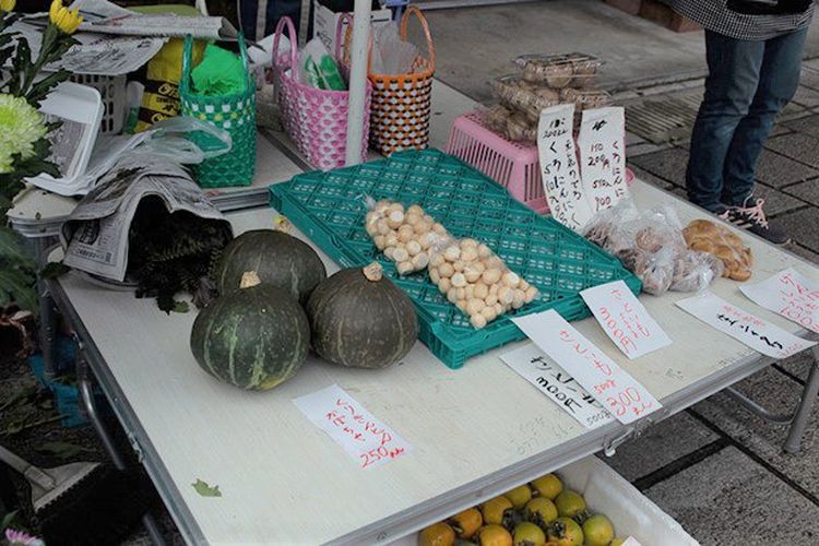 Sayuran lokal berjajar di pasar pagi. Penampilan yang bernuansa rumahan terlihat luar biasa.