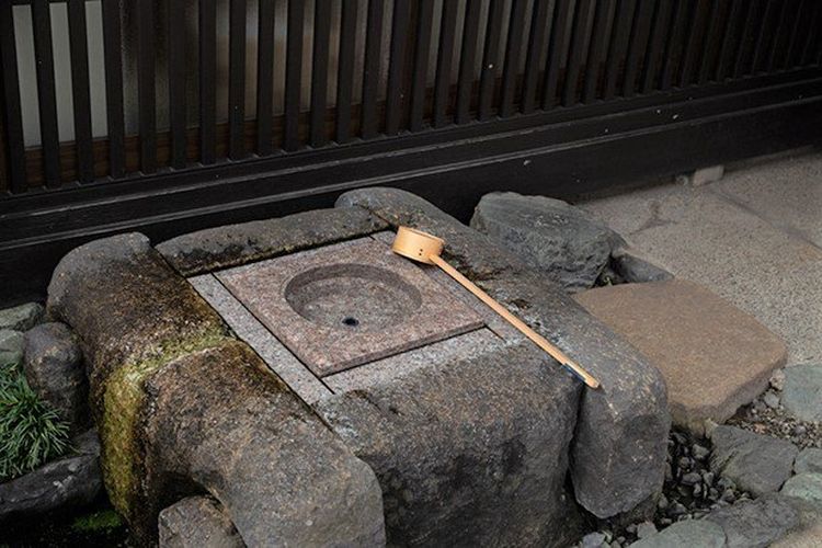 Kamu dapat minum air dari Shichiken Shozu.