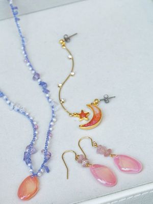 Anting-Anting Kerang Sakura (2,900 yen) dan Kalung Kerang Sakura dengan Benang Sutra (4.400 yen)
