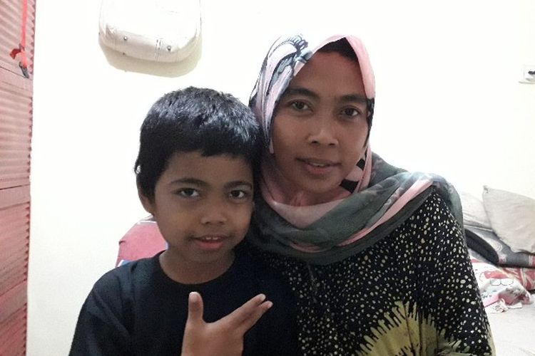 Alvin (8) dan Lasmawati (38) ibunya yang kini telah pindah kembali ke Jakarta setelah berjuang pulang pergi sekolah dari Parung selama 7 bulam lamanya saat dijumpai di Rusun Bendungan Hilir 2, Jakarta Pusat pada Selasa (23/4/2018).