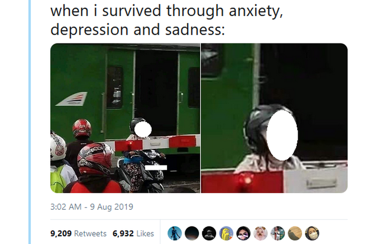 Foto viral seorang pengemudi sepeda motor yang berhenti dalam posisi yang sangat dekat dengan kereta api yang tengah melintas.