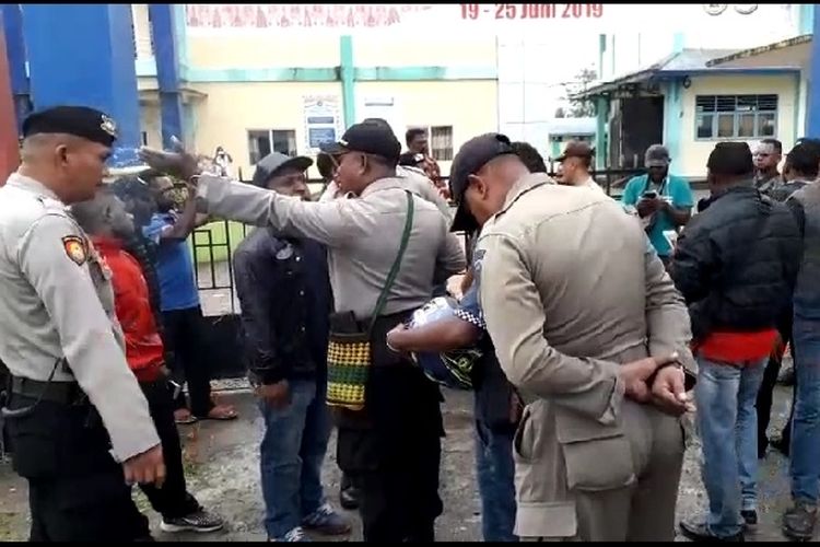 Polisi saat bernegosiasi dengan pendemo sebelum diamankan, Rabu (19/6/2019)