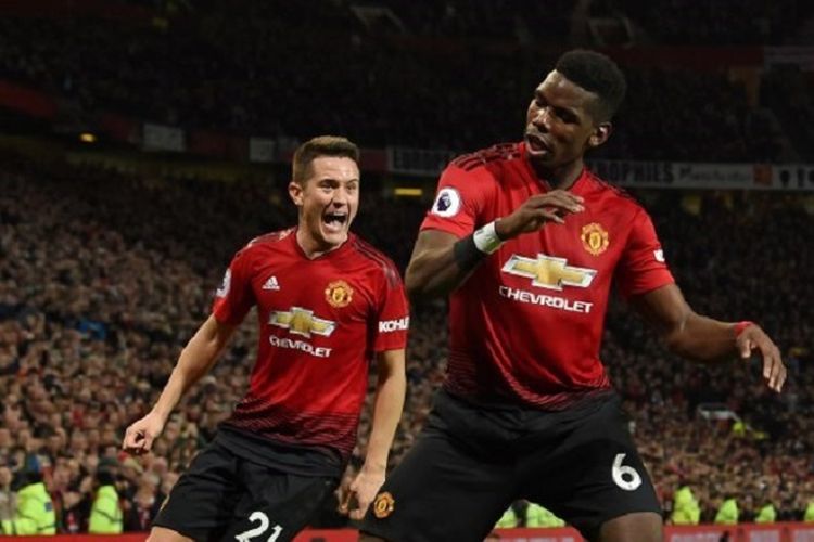 Ashley Young dan Ander Herrera tampak gembira melihat gaya Paul Pogba merayakan golnya pada pertandingan Manchester United vs Bournemouth dalam lanjutan Liga Inggris di Stadion Old Trafford, 30 Desember 2018. 