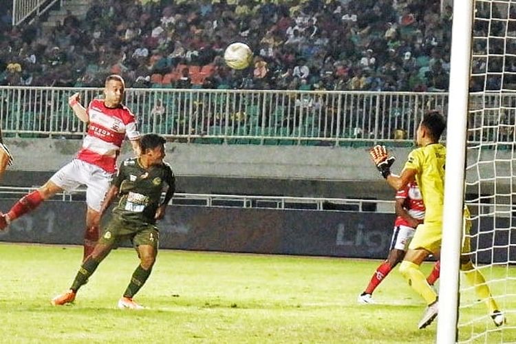 Aksi striker Madura United, Aleksandar Rakic (paling kiri), saat menghadapi PS Tira Persikabo dalam laga Liga 1 di Stadion Pakansari Cibinong, Bogor, Jumat (12/7/2019).