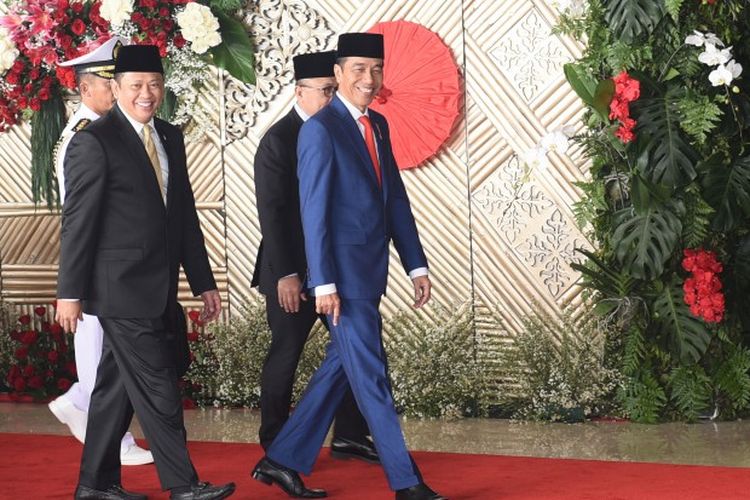 Presiden Republik Indonesia Joko Widodo bersama Ketua DPR RI Bambang Soesatyo berjalan menuju ruang sidang di Gedung Nusantara DPR RI 