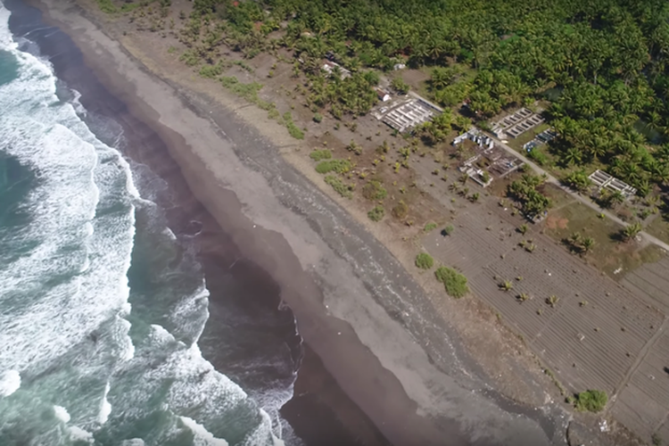 Pemandangan Aerial dari pantai Panggandaran, salah satu pantai di Indonesia yang rentan terhadap abrasi karena gelombang laut yang tinggi.