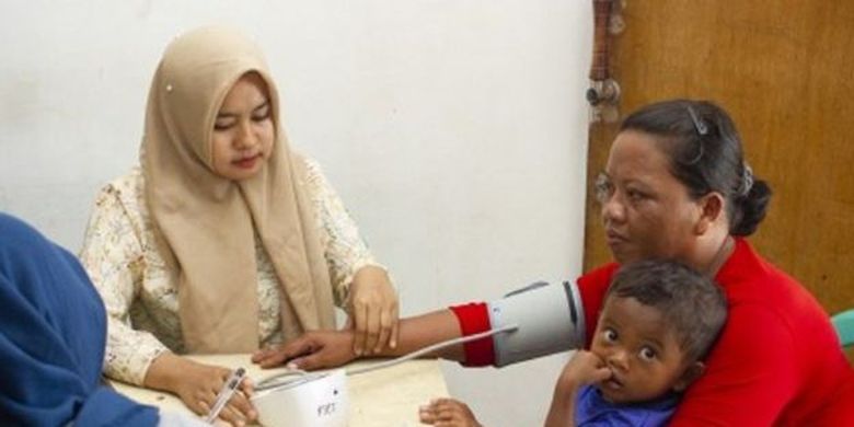 Seorang perawat memeriksa kesehatan warga di Posko Pelayanan Kesehatan PHE ONWJ, Cemarajaya, Karawang, Jawa Barat, Selasa (30/07). 