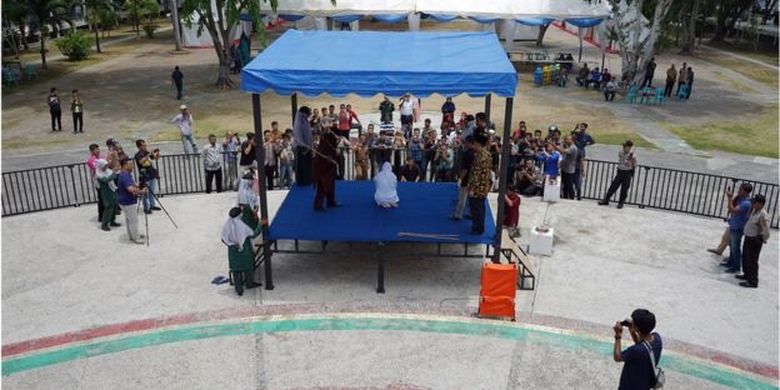 Pelaksanaan hukuman cambuk di Taman Bustanus Salatin, Banda Aceh, tidak banyak disaksikan warga. 