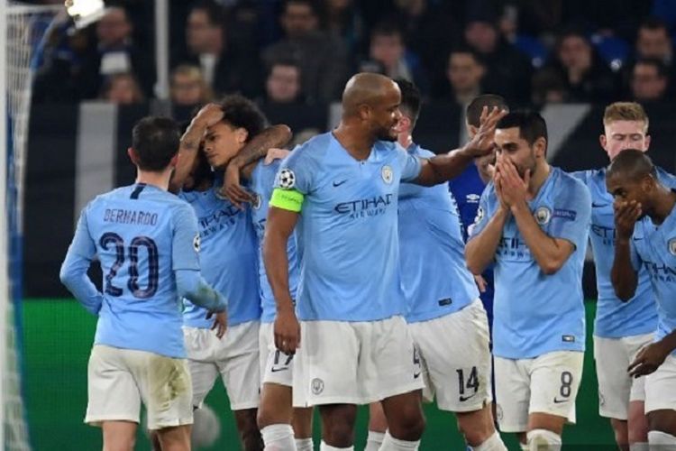 Gelandang Manchester City, Leroy Sane, mendapat ucapan selamat dari rekan-rekan setimnya setelah mencetak gol dalam pertandingan babak 16 besar pertandingan leg pertama Liga Champions antara Schalke 04 vs Manchester City pada 20 Februari 2019 di Gelsenkirchen, Jerman.