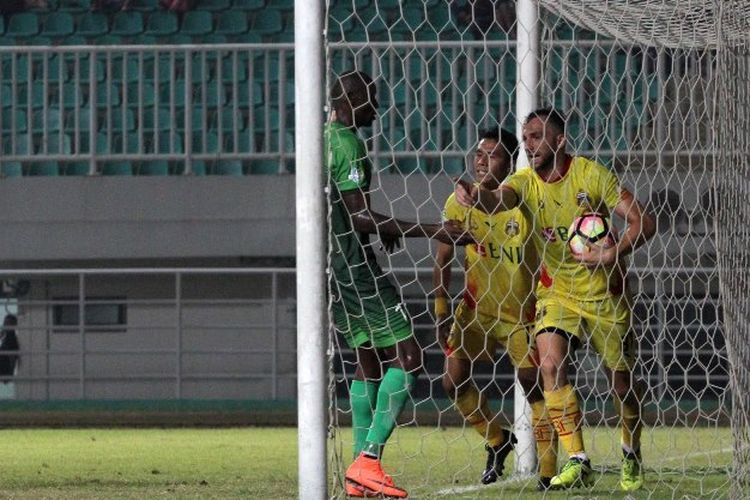 Penyerang Bhayangkara FC, Ilija Spasojevic, merayakan golnya seusai membobol PS TNI pada pertandingan Liga 1 di Stadion Pakansari, Minggu (3/9/2017). 