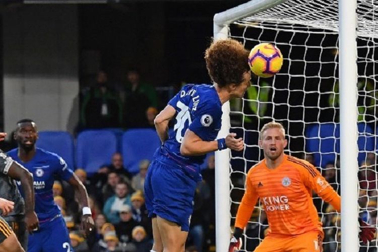 Sundulan David Luiz gagal menjebol gawang Kasper Schmeichel pada pertandingan Chelsea vs Leicester City di Stadion Stamford Bridge dalam lanjutan Liga Inggris, 22 Desember 2018. 